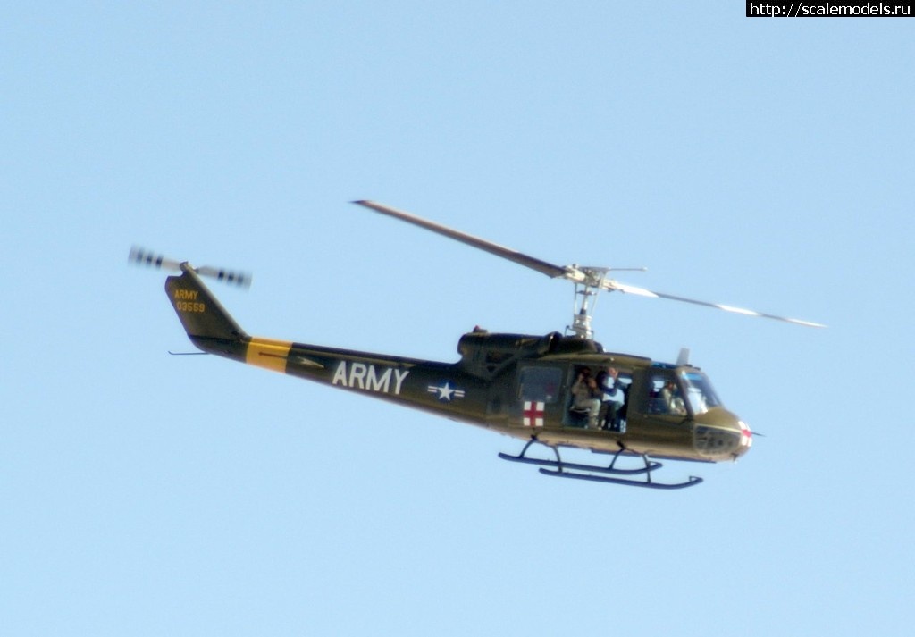 1511713272_008.jpg : #1434725/ UH-1B Huey medevac  Hobby Boss !  