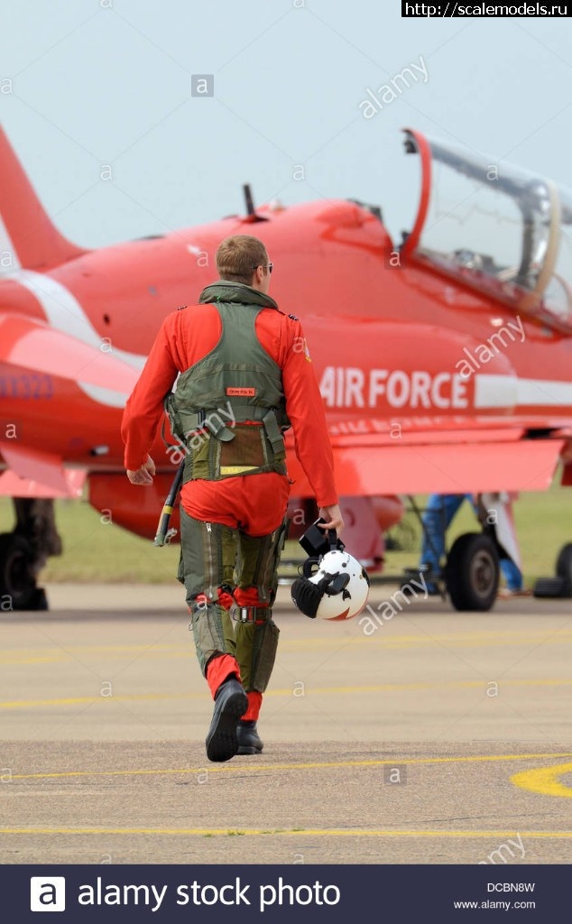 1526221835_a-red-arrows-pilot-walks-out-to-his-hawk-jet-to-carry-out-a-display-DCBN8W.jpg : #1479141/ Airfix 1/48 Red Arrows  50  ...(#12119) -   