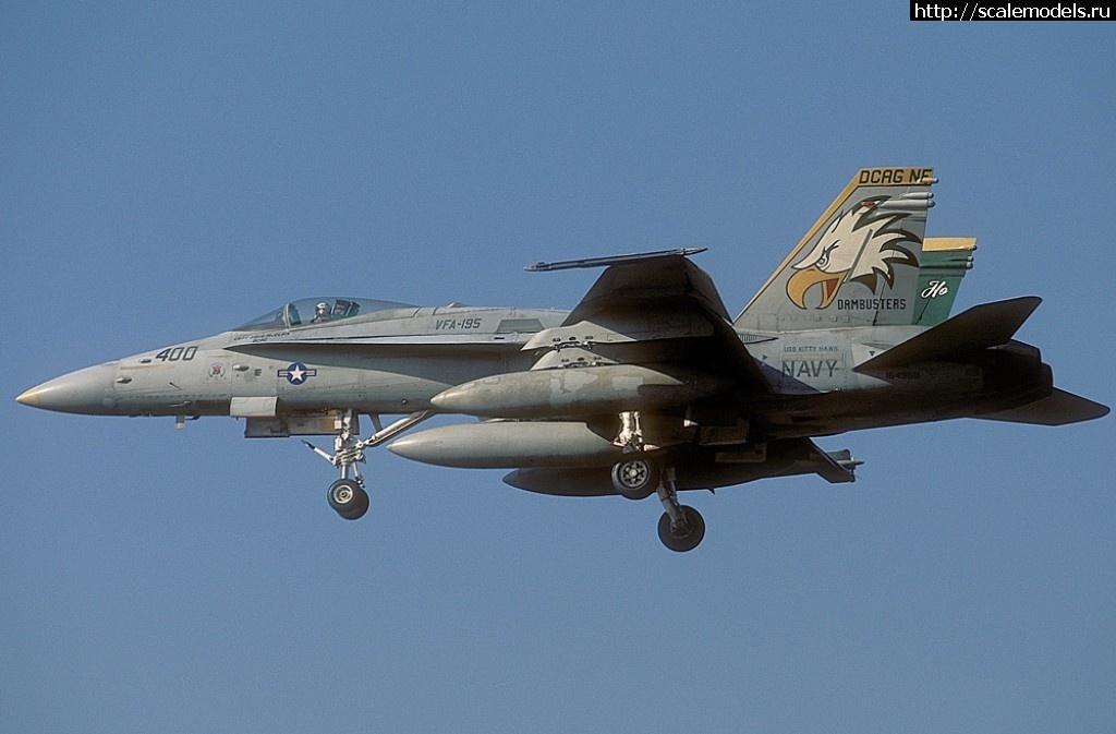 1546975592_F-18_3_FA18-C-NF400-VFA195.jpg : #1526955/ F/A-18C Academy 1/32  