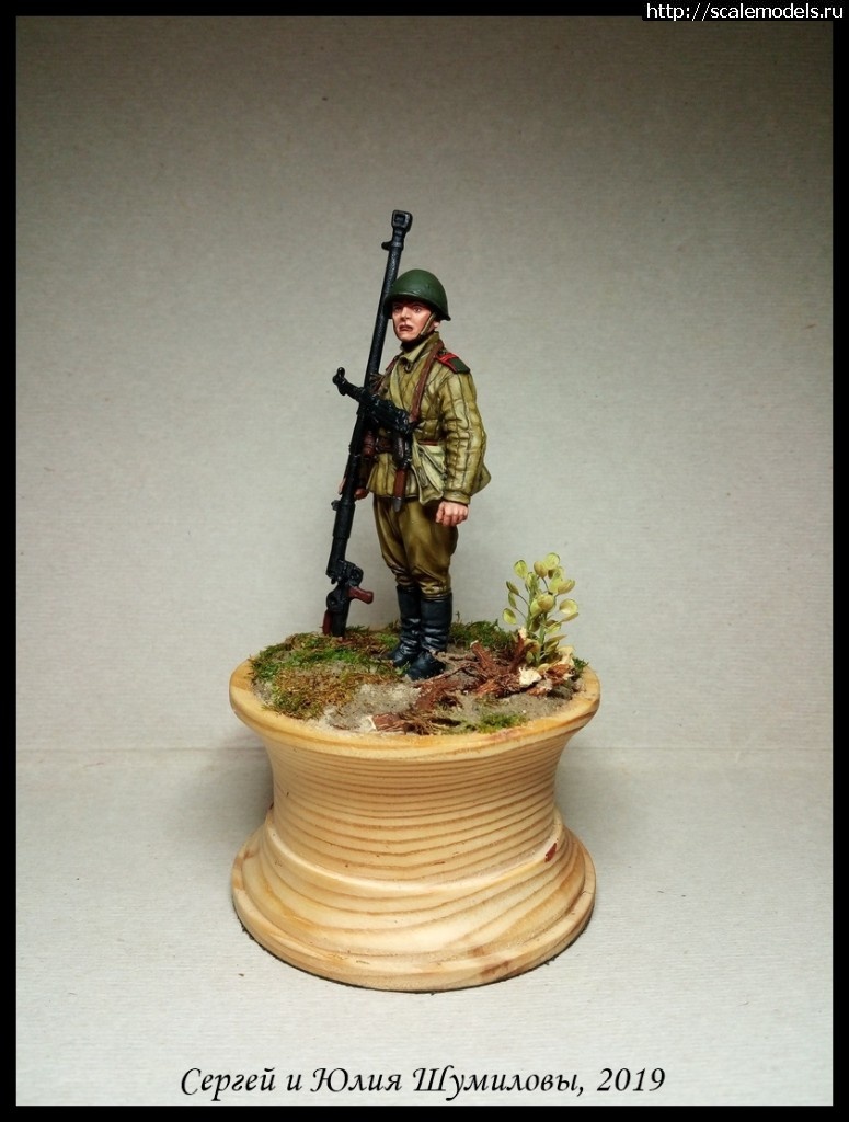 1549985953_navodchik-protivotankovogo-ruzhja-ml--serzhant-pekhoty-krasnojj-armii-s-ptrd-i-trofejjnym-mp-40--1943-45-gg--sssr--.jpg :    .      