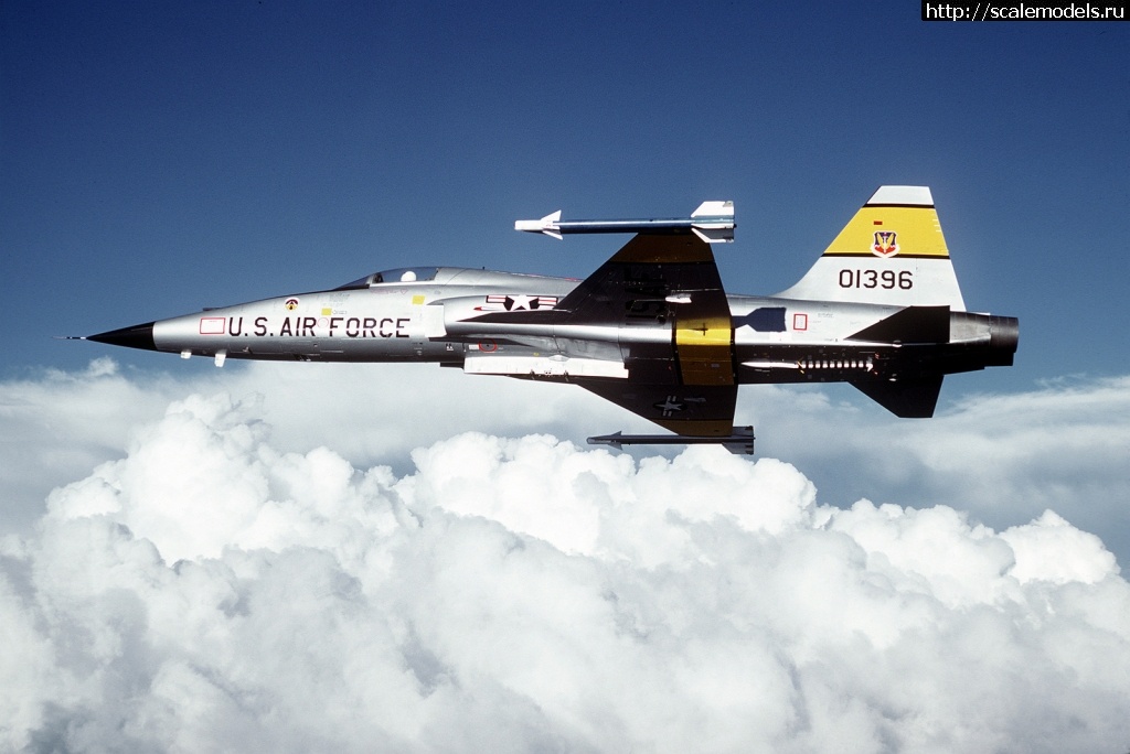 1667548618_a-left-side-view-of-an-f-5-tiger-ii-aircraft-carrying-two-aim-9-sidewinder-e10926-1600.jpg : #1759740/ KittyHawk 1/32 F-5E Tiger -     