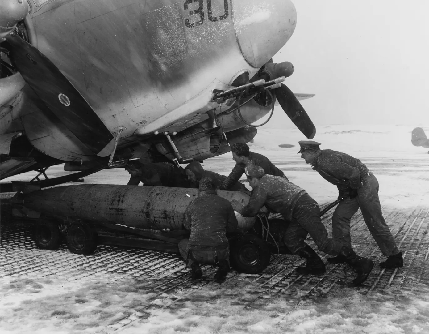 1708299704_PV-2-Harpoon-Patrol-Plane-Is-loaded-with-a-torpedo-at-an-Aleutians-base-for-strikes-on-Japanese-bases-and-shipping-in-the-Kirils-7-April-1945-.webp : #1820053/ Lockheed PV-1 Ventura Revell 1:48 !  