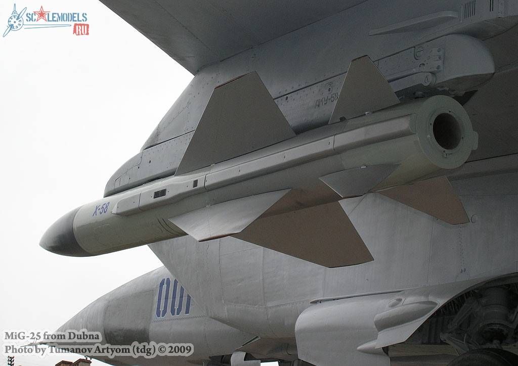 w_mig25_dubna9.jpg