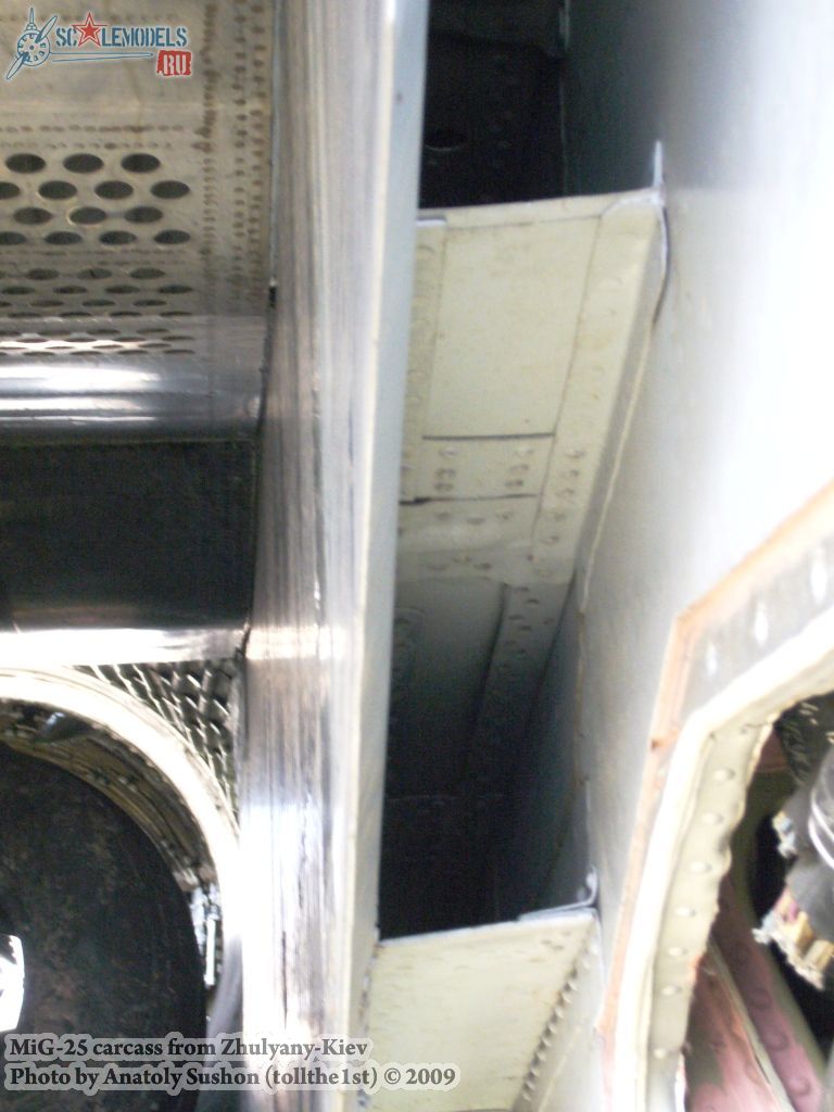 w_mig25_zhulyany_45.jpg