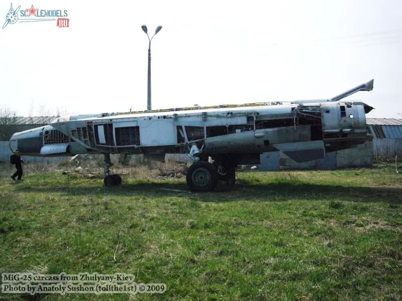 МиГ-25 фюзеляж (Жуляны, Киев)